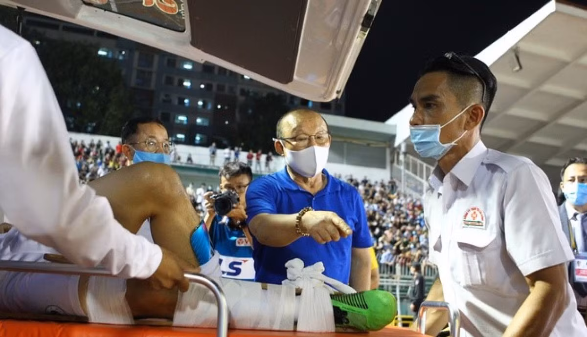 Trước chấn thương của học trò cưng HLV Park Hang Seo không thể ngồi yên. Ông xuống tận sân để động viên Đỗ Hùng Dũng.