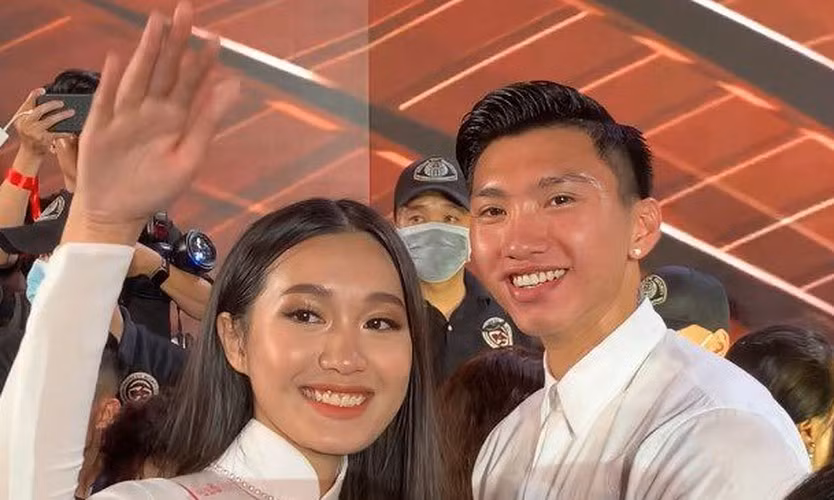 Câu chuyện tin đồn hẹn hò giữa Đoàn Văn Hậu và Doãn Hải My bắt đầu khi chàng cầu thủ tới đêm chung kết Hoa hậu Việt Nam để cổ vũ gái xinh.