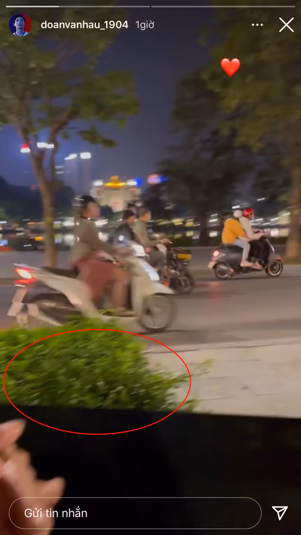 Dù quay ở 2 góc khác nhau nhưng không khó để nhận thấy điểm chung giữa story của Đoàn Văn Hậu và Doãn Hải My chính là rặng cây.