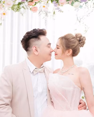 Gần đây nhất, Xoài Non dính nghi vấn góp mặt trong bộ ảnh riêng tư cùng dàn hotgirl Việt, dù trước đây cô đã từng lên tiếng đính chính tất cả chỉ là sản phẩm cắt ghép.