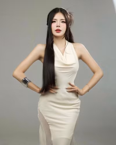 Sau khi bộ ảnh được đăng tải, không ít fan nam đã bày tỏ sự ngưỡng mộ và ghen tỵ với BLV Văn Tùng – ông xã của Mai Dora.