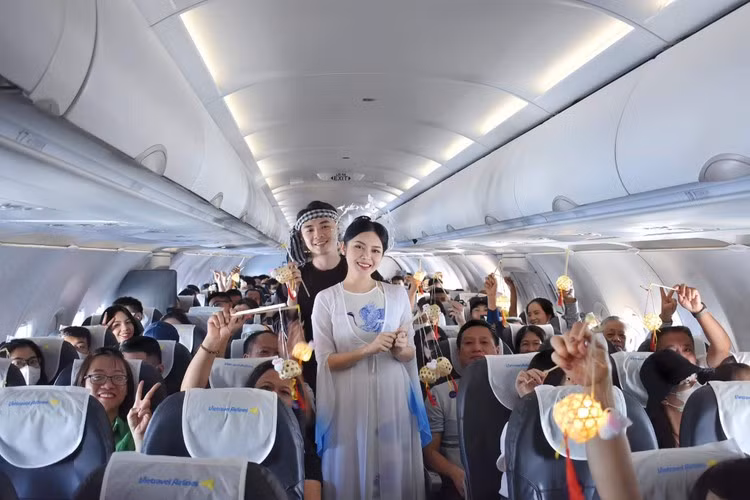 Với vẻ ngoài xinh đẹp, làn da trắng sáng và tông trang điểm nhẹ nhàng, Phan Quế Chi nổi danh là "nữ tiếp viên hàng không vạn người mê".
