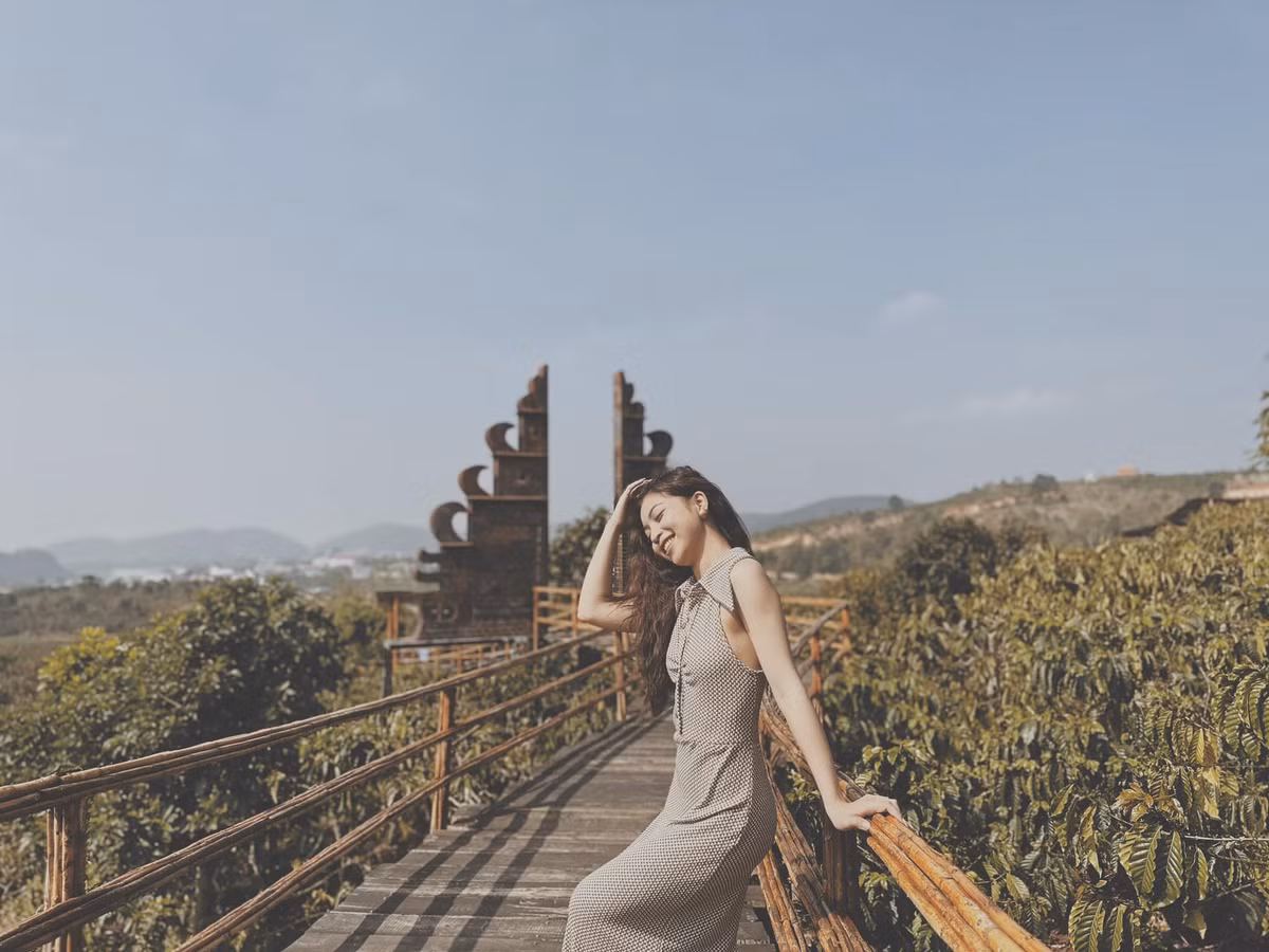 Lúc còn chưa được nhiều người biết đến, chàng tiền vệ trẻ Quang Hải luôn được Nhật Lê sát cánh và động viên trong mỗi giải đấu.