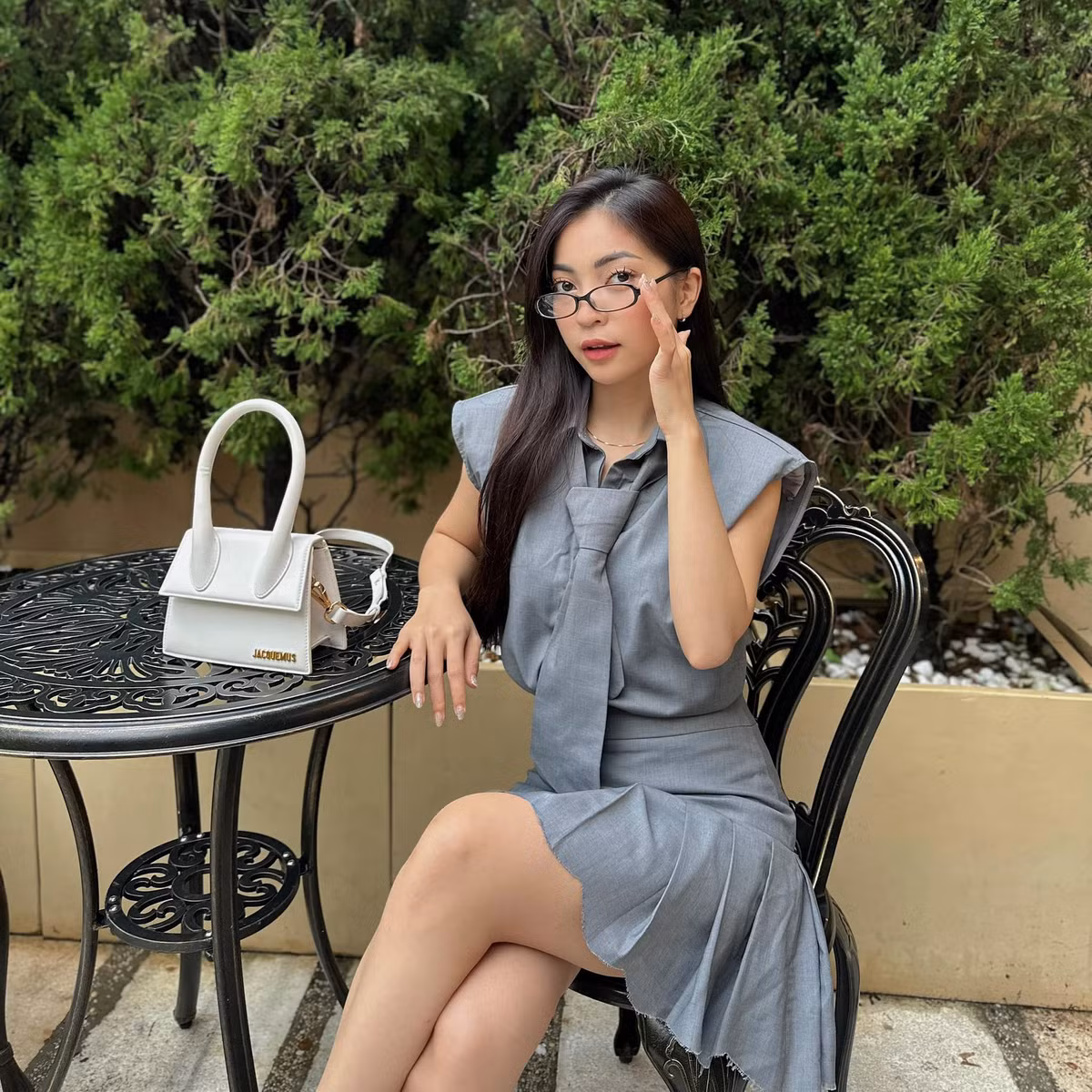 Nhật Lê sinh năm 1999 đến từ Quảng Nam. Cô và Quang Hải chính thức công khai hẹn hò năm 2016 khi Nhật Lê theo học tại Đại học Thăng Long.