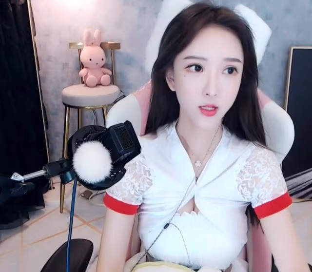 Theo lời kể, MeiEr từng nhận được vô số lời mời “đi đêm”, nhưng luôn giữ vững lập trường không chấp nhận bất kỳ đề nghị nào.