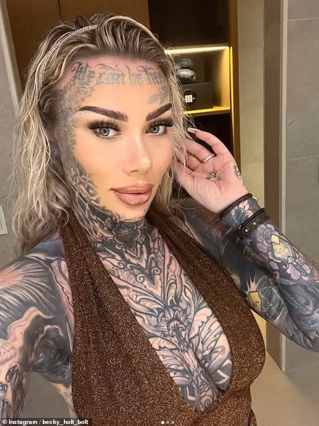 Becky Holt thừa nhận: “Trên mạng, họ nói tôi trông thật kinh khủng hoặc có quá nhiều hình xăm và hay tránh mặt”.