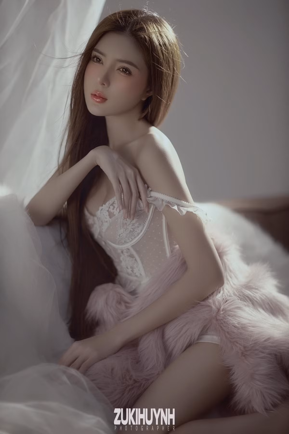 Dù không còn hoạt động showbiz nhưng Lilly Luta vẫn nhận được sự chú ý của người hâm mộ, cộng đồng mạng bởi dung mạo xinh đẹp.