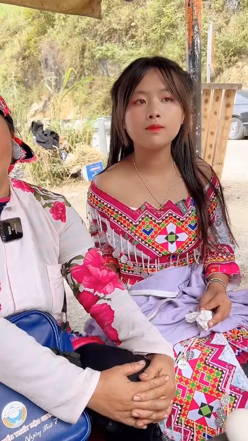 Trong suốt quá trình làm việc tại đây, Dua được sống trong biệt thự sang trọng, được ăn diện đồ hiệu, điện thoại đắt tiền.