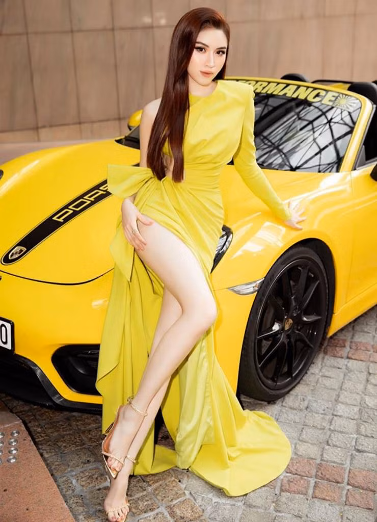 MC Thanh Thanh Huyền (Nha Trang) là gương mặt quen thuộc với khán giả truyền hình khi dẫn dắt các chương trình về văn hóa, giải trí, cuộc thi về nhan sắc… Cô từng lọt top 15 “Hoa hậu Hoàn vũ 2015”, sở hữu đôi chân dài 1,1m ấn tượng.