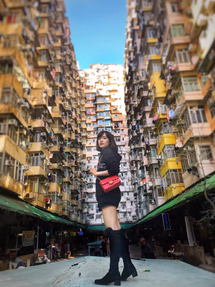 Phương Mai thích những bộ đồ thanh lịch và cổ điển. Chính vì vậy, khi lựa chọn trang phục lên lớp, cô thường kết hợp một item cổ điển với một item kiểu cách để tạo điểm nhấn cũng như mang lại sự trẻ trung cho bản thân.
