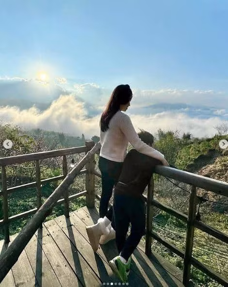 Chia sẻ về điểm trùng hợp bất ngờ của chuyến đi này, Ly Kute cho biết: "Một ngày hạnh phúc của các con, ông Khoai Tây đi lên tận đây vẫn gặp bạn cùng lớp mà không hẹn trước". Nhờ thế mà bé Khoai Tây có bạn chơi rất vui vẻ, cùng khám phá.