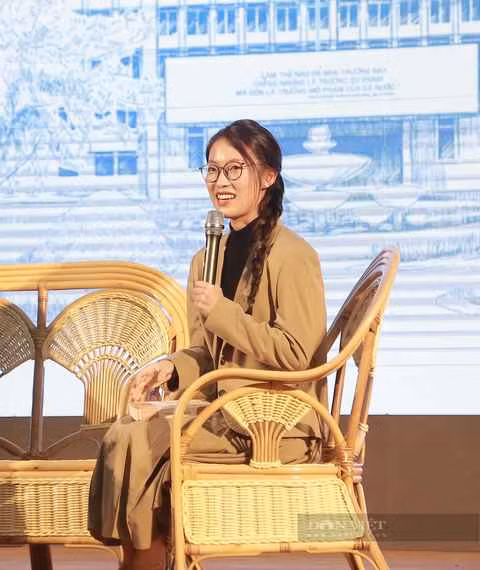 Trong một chương trình, nữ MC từng bật khóc nhắc về tình cảm lớn với bố mẹ và nỗi niềm hối hận khi mang áp lực về cho đấng sinh thành. Cô không kiềm được nước mắt và chia sẻ: "Có thời điểm tôi thường xuyên về nhà và khóc với mẹ vì bị khán giả khen chê. Mẹ tôi khi ấy còn trả lời từng bình luận phê bình tôi. Những lúc tôi buồn, tôi tiêu cực thì điều khiến tôi ăn năn nhất là tôi đã lỡ trút lên bố mẹ.