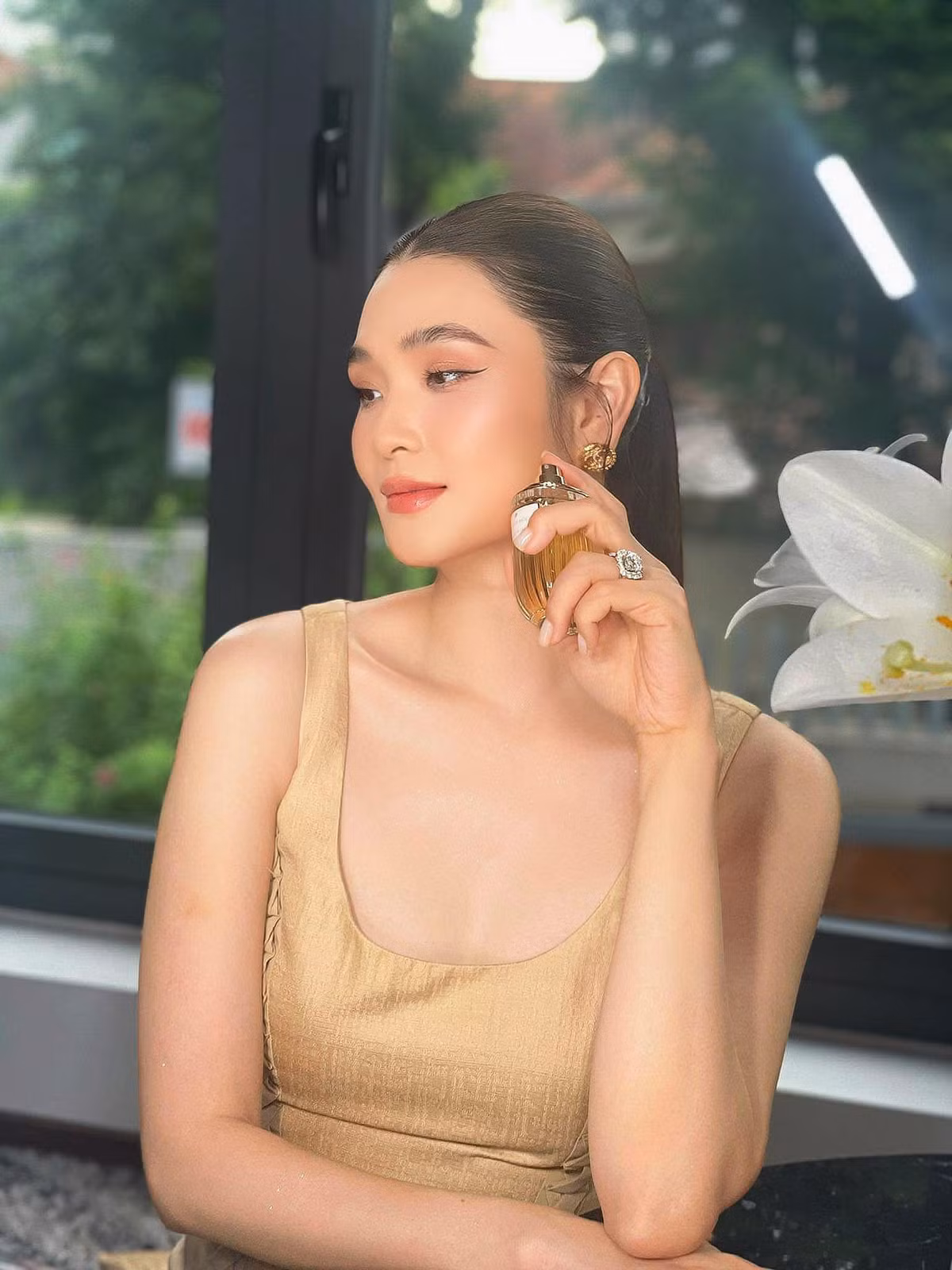 Bên cạnh đó, Tracy Thư Lương cũng nhận nhiều lời khen khi thường xuyên đi sự kiện chung với ông xã và không ngần ngại thể hiện những cử chỉ tình cảm trước đám đông.