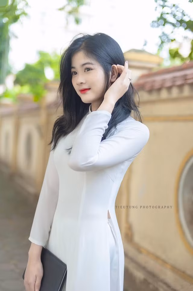 Chia sẻ về cảm nhận của những người xung quanh xem ảnh diện áo dài, Thu cho biết: "Lúc xem ảnh, bạn bè đùa vui mình rằng nhìn bên ngoài dí dỏm, trẻ con thế mà thần thái cũng được đấy nhỉ? Mình lại cảm thấy dù cá tính, dịu dàng, mạnh mẽ hay phá cách như thế nào thì khi người phụ nữ khoe nét đẹp trong tà áo dài, ai cũng rất duyên dáng và thanh lịch".