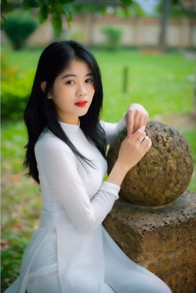 Đã từng rất nhiều gương mặt tạo nên điểm nhấn trong mắt dân mạng khi diện áo dài trắng. Mới đây nhất là cô giáo mầm non tương lai có tên Nguyễn Thị Thu khi chinh phục netizen bằng nhan sắc nàng thơ.