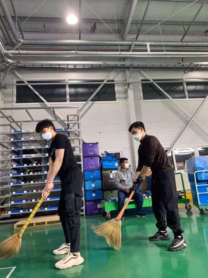 2 chàng trai này cũng hòa mình vào không khí luyện tập chơi golf giống như nhiều bạn trẻ khác. Dù bận làm việc nhưng vẫn kịp bắt trend tạo dáng nhưng không phải trên sân golf mà là trong kho hàng làm việc.