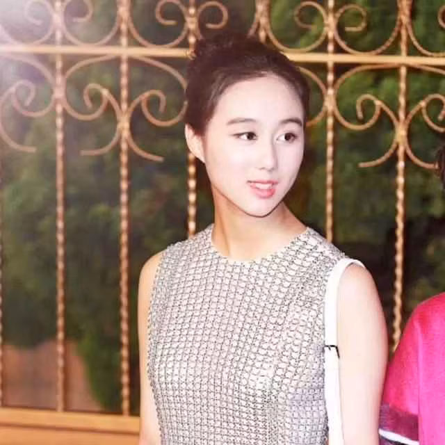 Ngoài giàu có và nhan sắc xinh đẹp, Hà Siêu Hân còn khiến người khác trầm trồ với thành tích học tập của mình. Cô nàng đã được gia đình gửi sang Anh du học từ năm 12 tuổi, cô chọn học tại Học viện Công nghệ Massachusetts (MIT). Nàng tiểu thư gây ấn tượng vô cùng mạnh với tất cả mọi người khi hoàn thành chương trình học tập dài 4 năm chỉ xuống còn 3 năm.