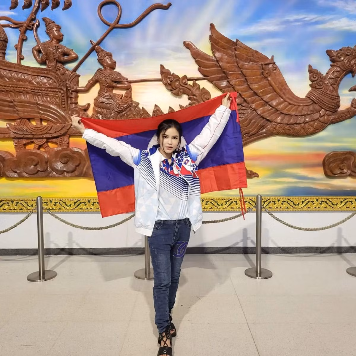Quay trở lại với câu chuyện của Madam Bo đã làm trong bóng đá Lào. Vị đại gia này xuất hiện khi nền túc cầu của đất nước "triệu voi" rơi vào tình cảnh khó khăn vì sự thoái lui của các nhà đầu tư.