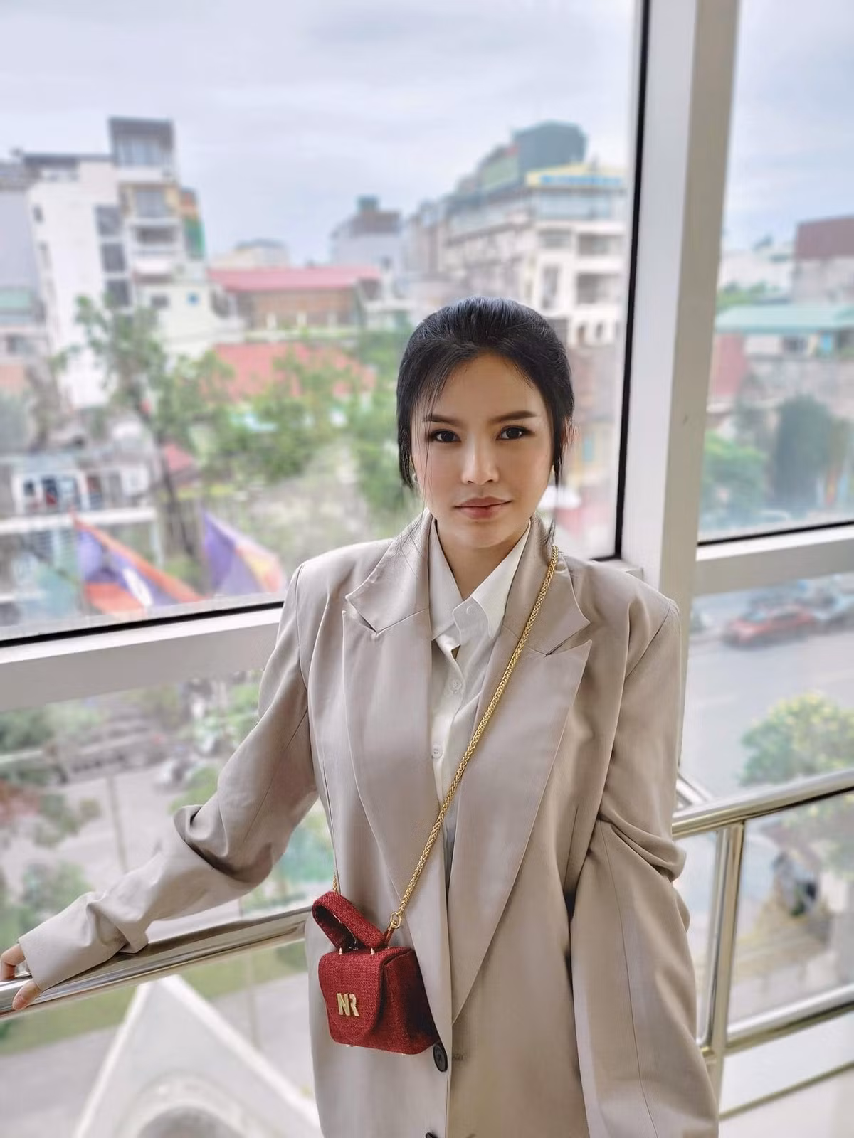 Không chỉ hỗ trợ tiền bạc, tham gia vào công việc điều hành và tổ chức các giải đấu từ thiện, trong hành trình làm thay đổi bóng đá Lào, Madam Bo còn quan tâm tới các tài năng trẻ.