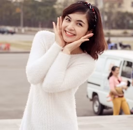 Khi bước lên sân khấu, Nguyễn Hằng có phần trưởng thành, nghiêm túc hơn với những bộ váy áo dáng dài cùng kiểu trang điểm và làm tóc cầu kỳ. Ở tuổi 32, người đẹp tự tin theo đuổi sự nghiệp cá nhân.
