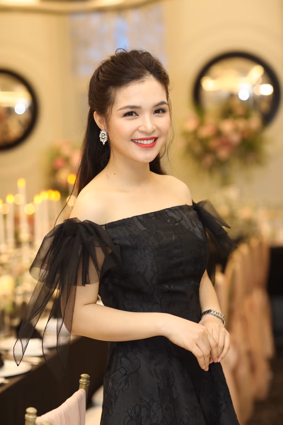 Hiện tại, Nguyễn Hằng có cuộc sống hôn nhân viên mãn bên chồng và hai con trai kháu khỉnh. Cô nàng dành nhiều thời gian chăm sóc gia đình và gặt hái thêm nhiều thành công với vai trò người dẫn chương trình của VTV.