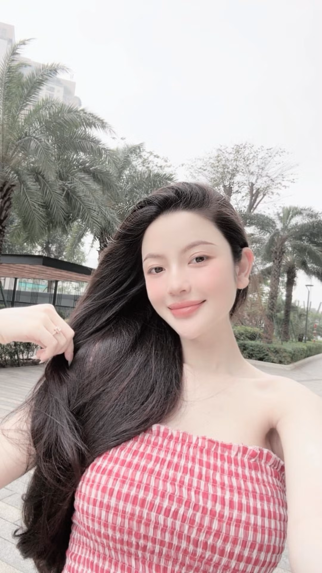 Trong một livestream trước đây, khi được hỏi về chuyện phẫu thuật thẩm mỹ, Chu Thanh Huyền thừa nhận bản thân tiêm gọn hàm và hóp má, giúp gương mặt trở nên thanh thoát, nhỏ nhắn hơn.