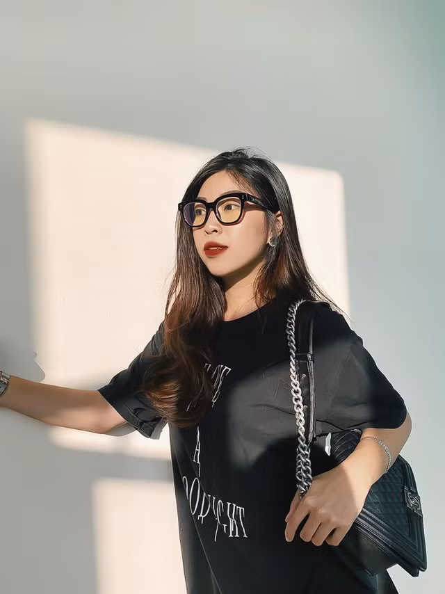 Và đỉnh điểm là giữa lớp 12, Trà My có ngất trước cửa nhà do quá mệt và đói, cô bạn bị hoa mắt chóng mặt và suy nhược do phương pháp giảm cân không hợp lí.