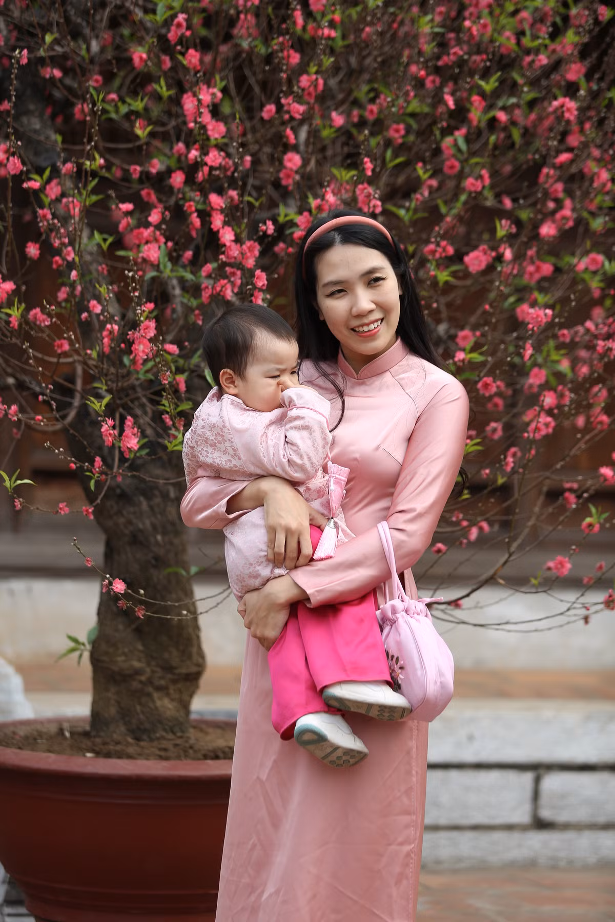 Với không gian cổ kính, Văn Miếu - Quốc Tử Giám cũng là nơi mà nhiều gia đình chọn để du xuân.