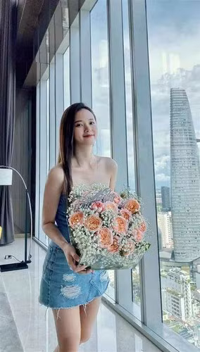 Trong một vài bức hình chụp cận, vì quá cá tính nên nhiều người còn giật mình suýt không nhận ra nữ diễn viên Những Thiên Thần Áo Trắng.