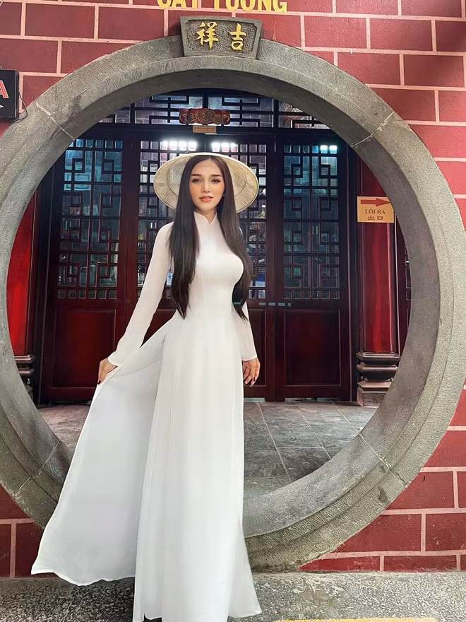 Sau khi tốt nghiệp, Kỳ Hân làm việc cho một vài công ty nước ngoài và mở lớp kèm Tiếng Anh buổi tối cho các học sinh.