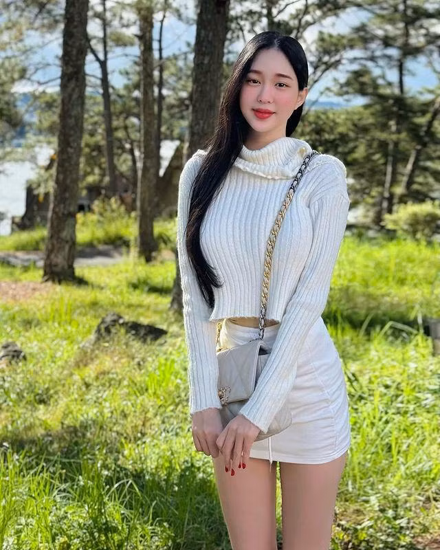 Không chỉ xinh đẹp, Ngọc Thảo còn sở hữu nhiều thành tích học tập nổi bật như giành giải học sinh giỏi Văn cấp quận, thành phố, tham dự chương trình học tập, trao đổi tại Singapore: Masters of the Century Singapore 2019 và nhiều chứng nhận sinh viên đóng góp tích cực trong hoạt động cộng đồng, hiến máu tình nguyện, công tác Đoàn - Hội tại trường.