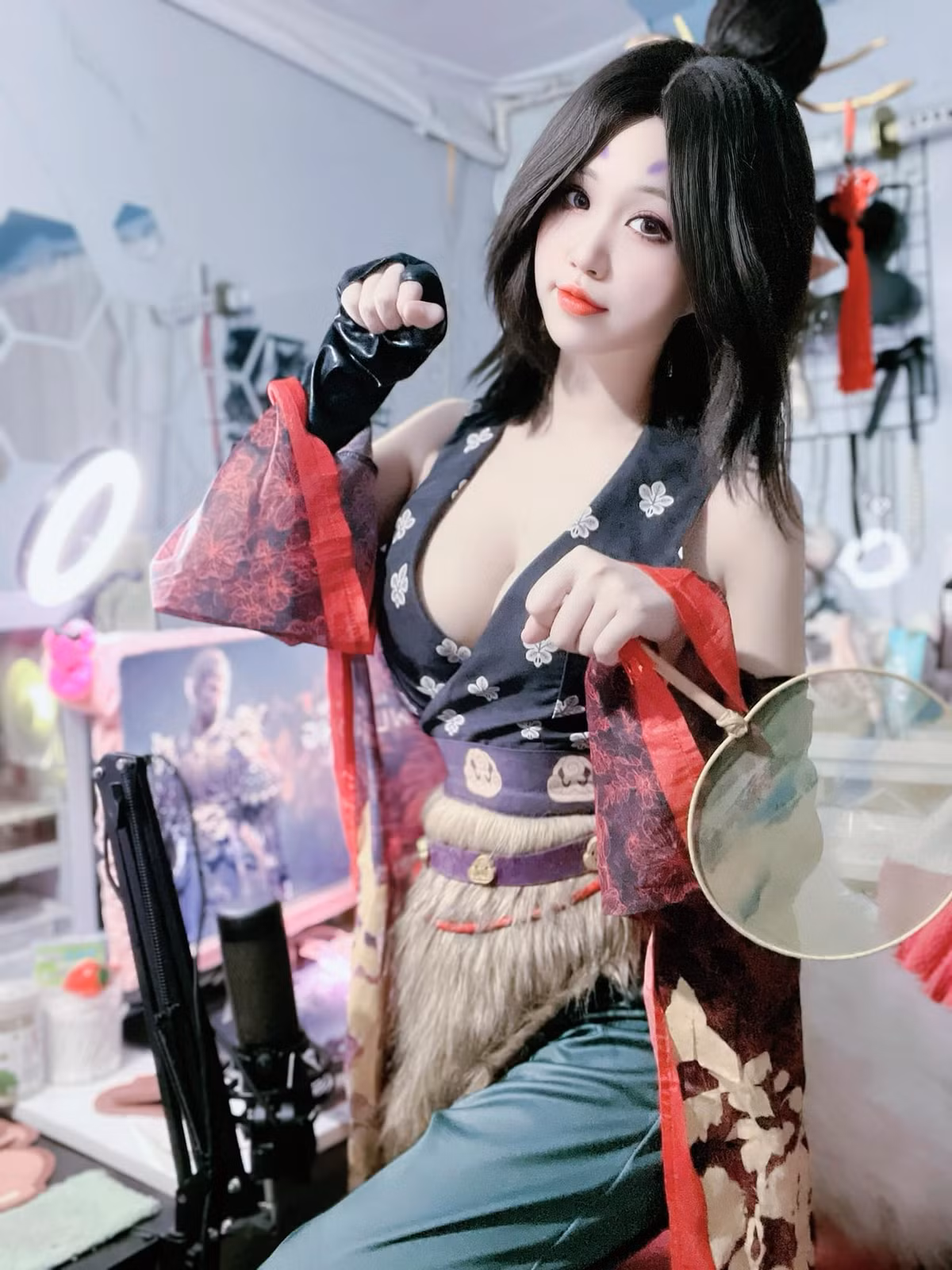 Mới đây, nữ coser có biệt danh Mina gây chú ý khi có màn cosplay thành nhân vật hồ ly Bình Bình chiếm được cảm tình của netizen.