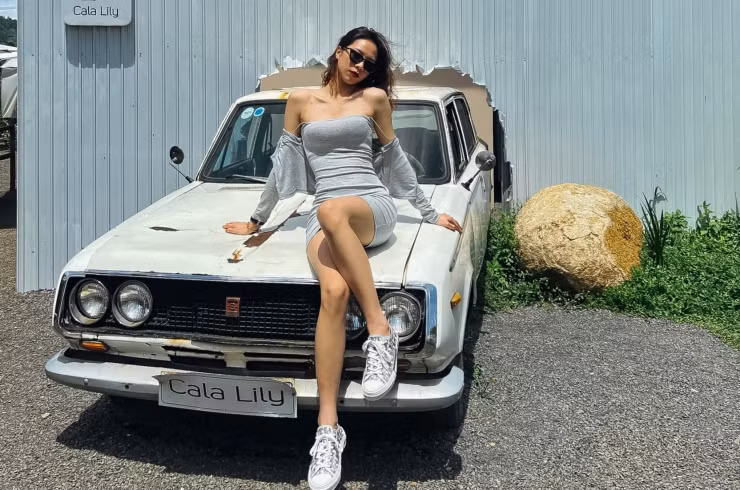 Bên cạnh công việc tiếp viên hàng không, Khánh Linh cũng đang phát triển bản thân ở một số lĩnh vực khác như kinh doanh, chụp look book,..