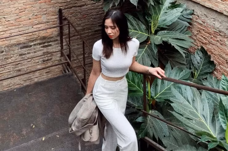 Được biết, Khánh Linh bắt đầu công việc tiếp viên hàng không khi 18 tuổi. Cô có ngoại hình xinh đẹp, chiều cao nổi bật 1m69, cùng phong thái tự tin.