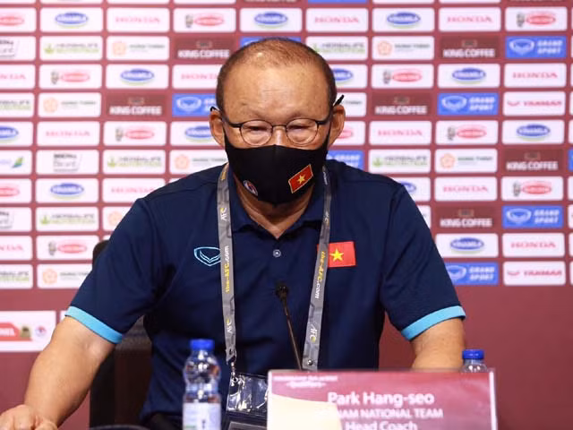 HLV Park Hang Seo trong buổi họp báo trước trận đấu.