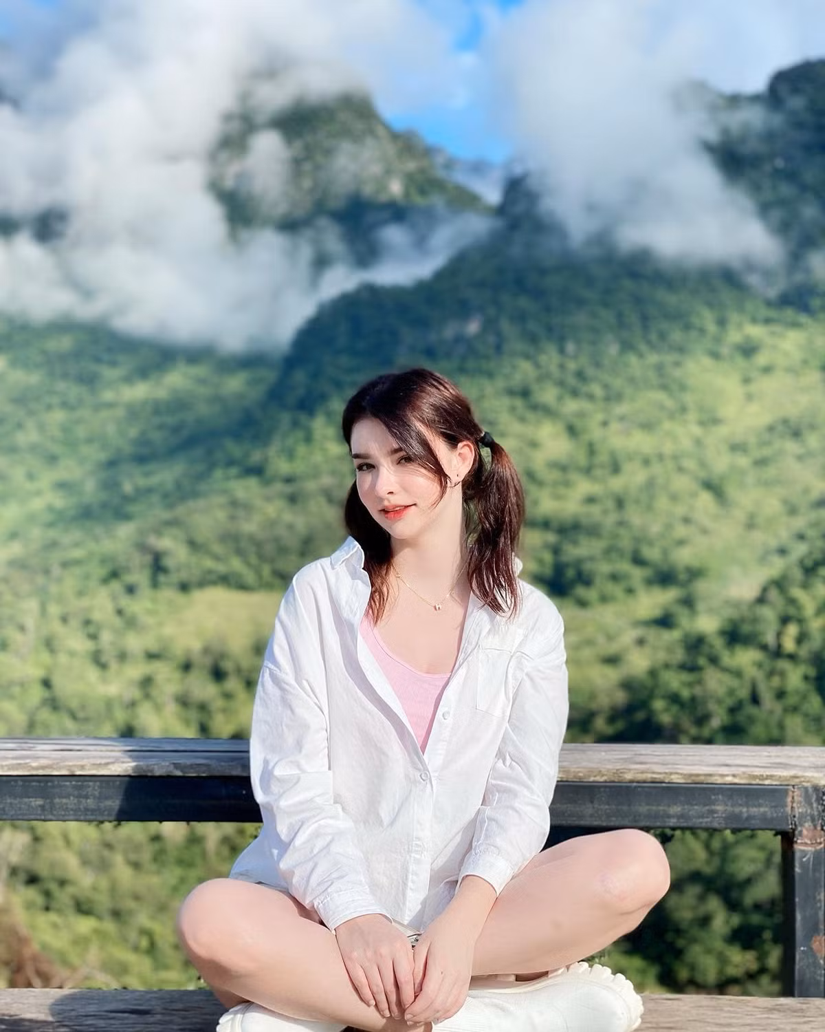 Jessie Vard hiện là người mẫu nội y nổi tiếng ở Thái Lan và châu Á nhờ nét lai Tây nổi bật và thân hình nóng bỏng.