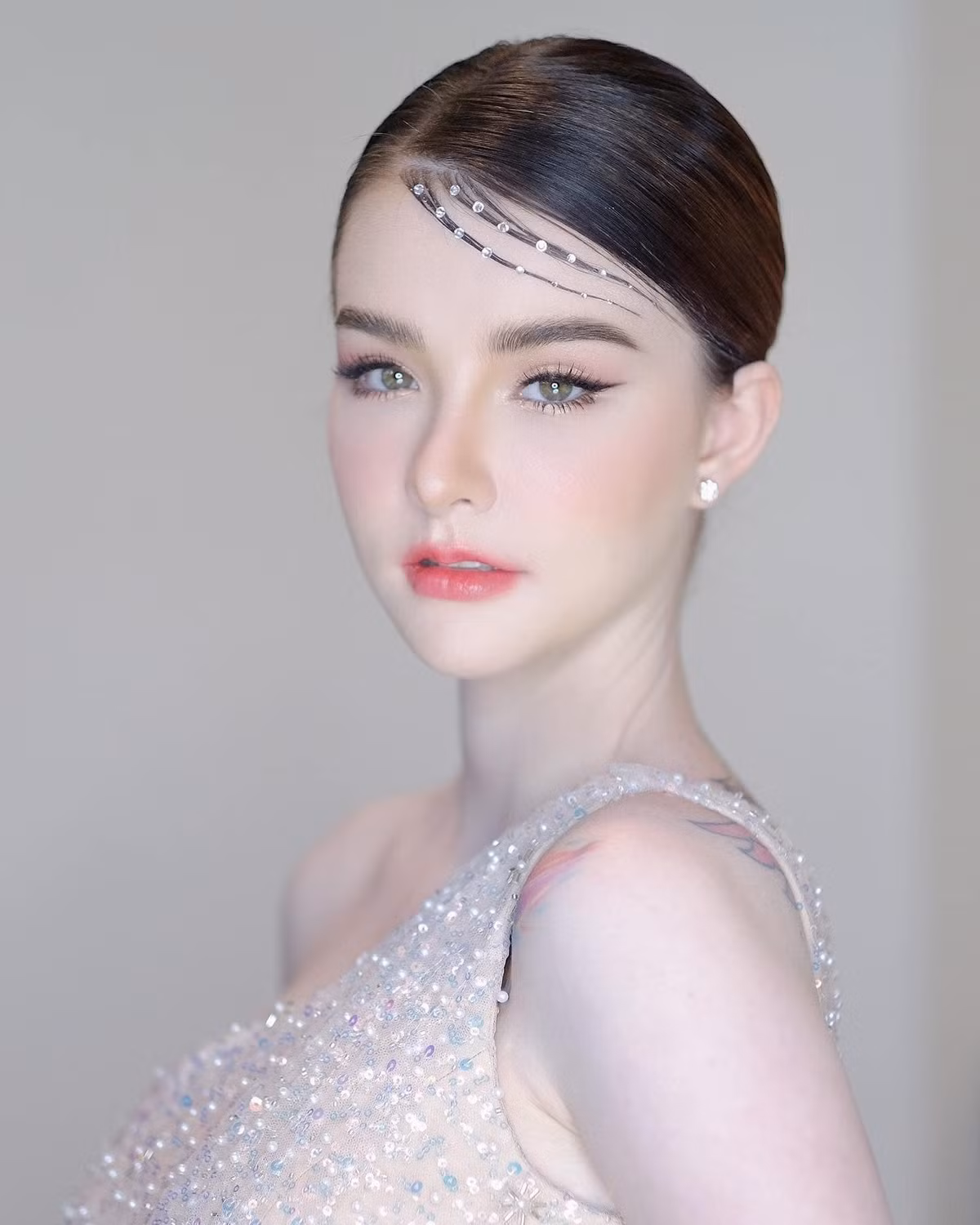 Có lẽ vì Jessie Vard trông quá xinh đẹp, quyến rũ nên mọi người cảm thấy hơi “hư ảo” và đặt câu hỏi liệu cô có phẫu thuật thẩm mỹ hay không?