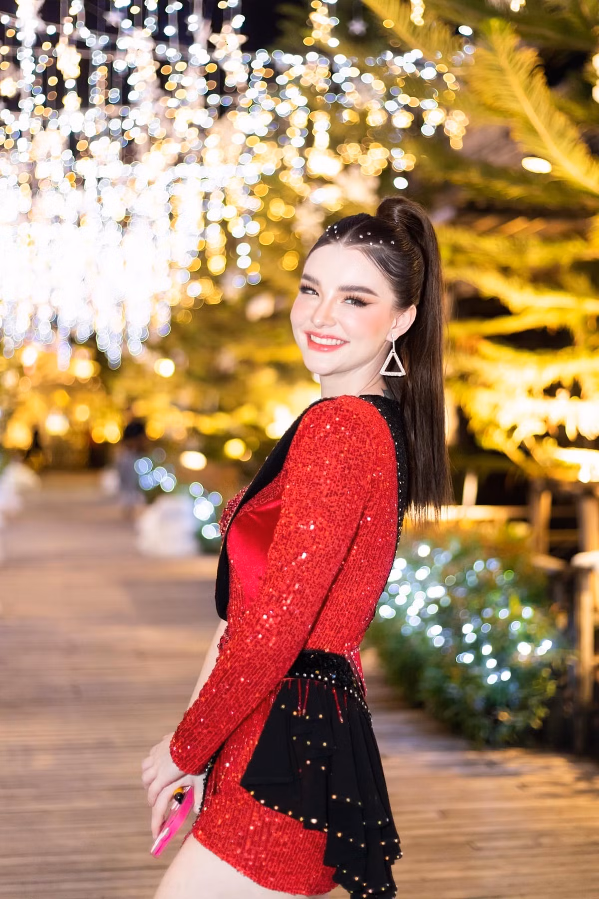 Jessie Vard sinh ngày 31/12/1998, hiện đang sinh sống và làm việc tại Bangkok, Thái Lan. Hot girl mang trong mình 2 dòng máu Thái và Ireland.