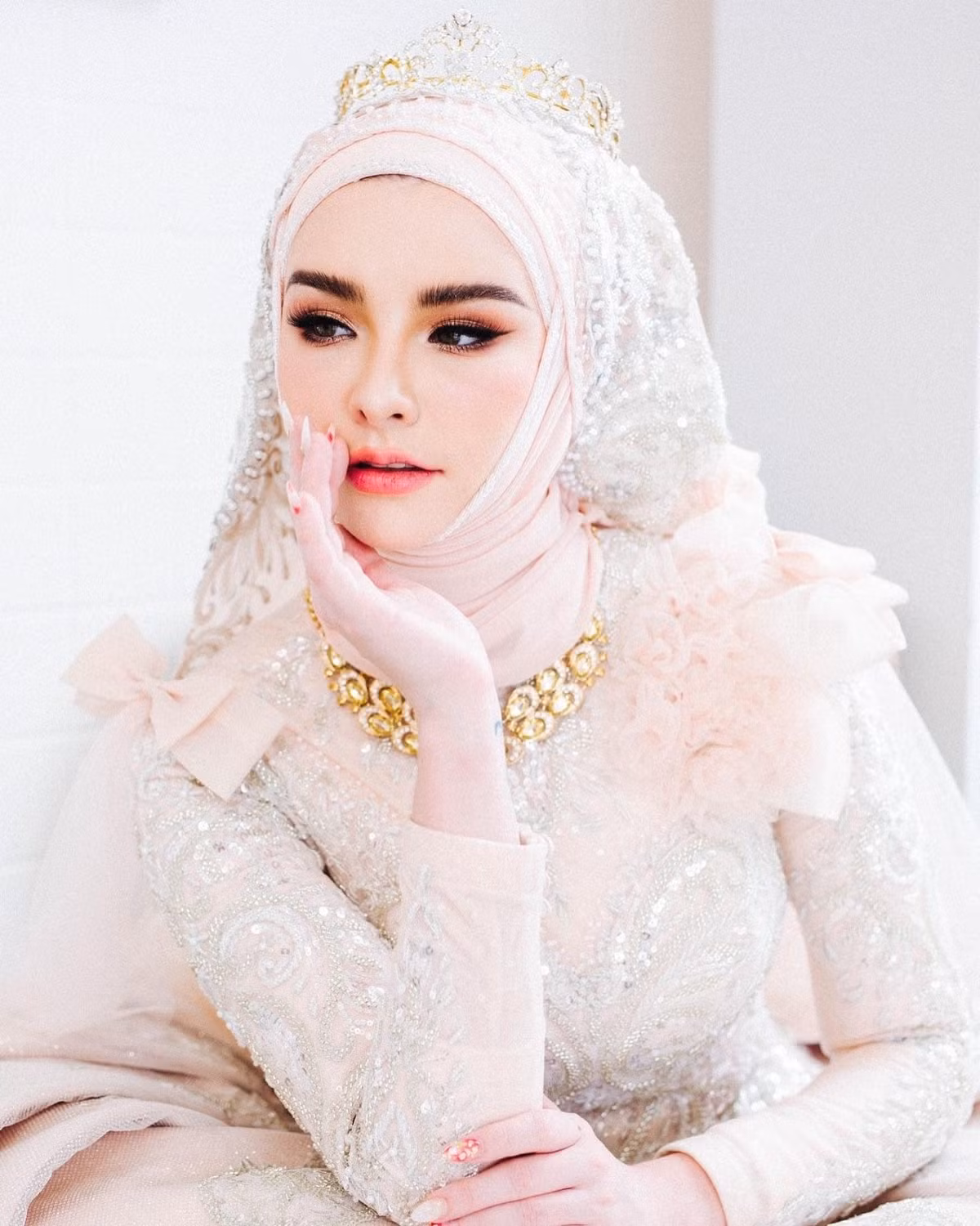 Trước đây, khi chưa tròn 18 tuổi, Jessie Vard đã được xem là hiện tượng mạng số 1 châu Á với danh xưng "nữ thần thoát tục".