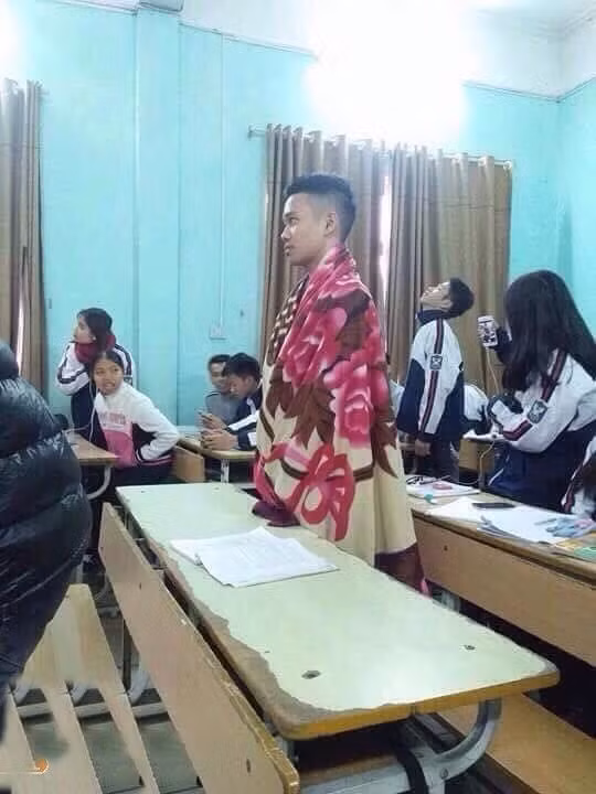Khi bị cô gọi lên trả bài nhưng trời quá lạnh không nhỡ ra khỏi chăn.