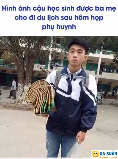 Sau buổi họp phụ huynh nhiều bạn học sinh cùng chung cảnh ngộ.