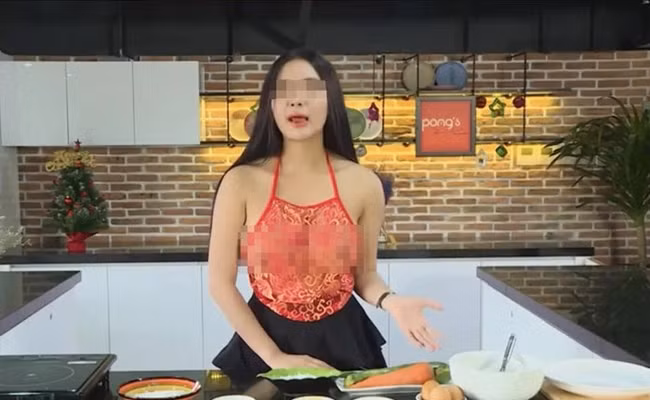 Mới đây, cô gái có tên V.H.N.P "gây bão" khi liên tục đăng tải clip với nội dung hướng dẫn dạy nấu ăn trên trang youtube cá nhân với cách ăn mặc phản cảm.