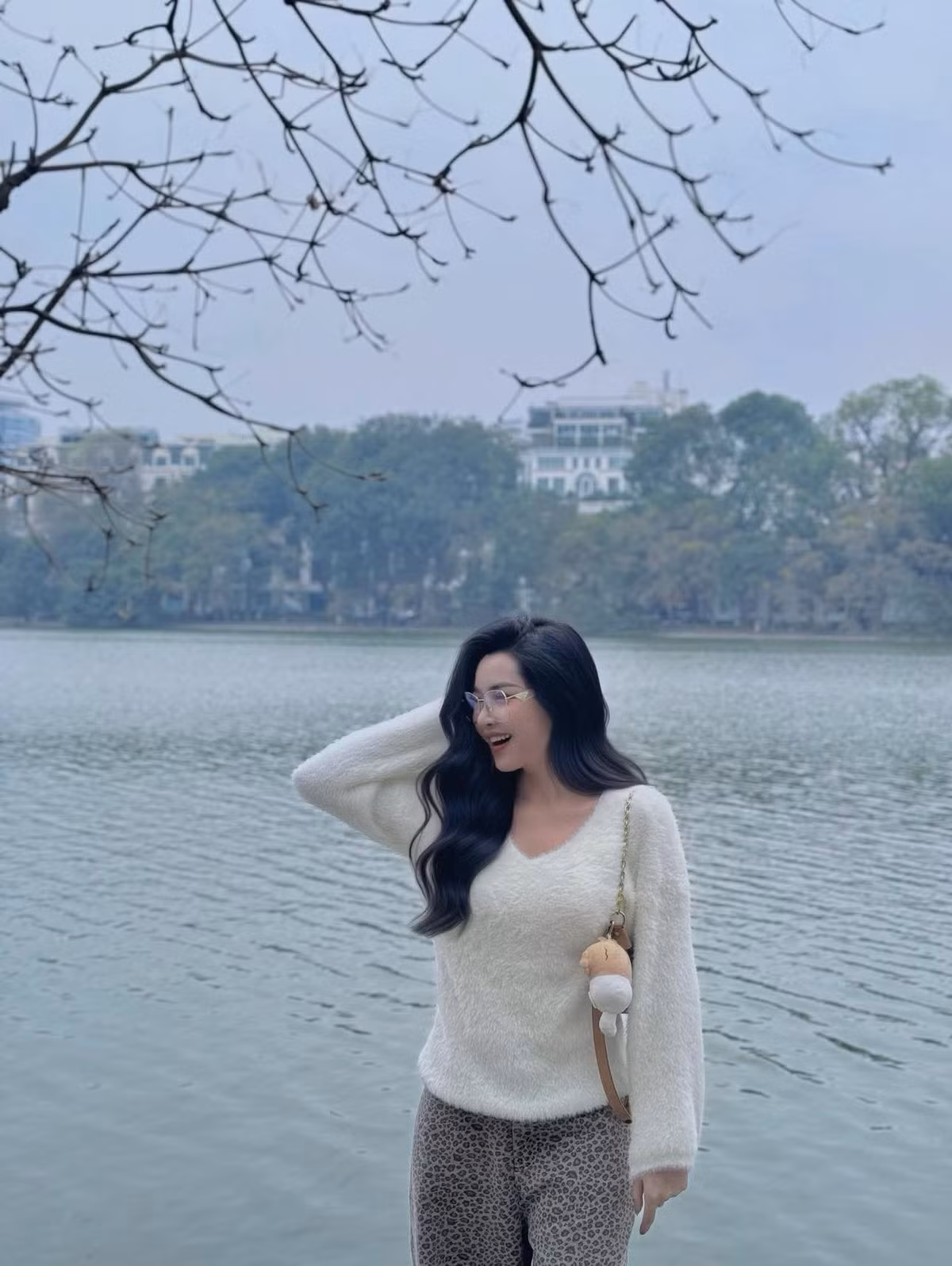 Địa điểm được Vũ Thanh Quỳnh lựa chọn rất quen thuộc đó là bên Hồ Gươm. Với sắc vóc "đỉnh nóc, kịch trần phất phới" của mình, ngay lập tức bức ảnh của "hot girl thẩm mỹ" được netizen thả tim, like vô số.