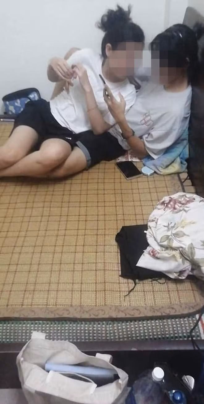 Một cặp đôi vô tư ôm nhau nằm ngủ khi trong phòng trọ còn rất nhiều người. Đặc biệt, họ còn có những khoảnh khắc riêng tư khiến người khác nhìn vào chỉ biết lắc đầu hay đỏ mặt.