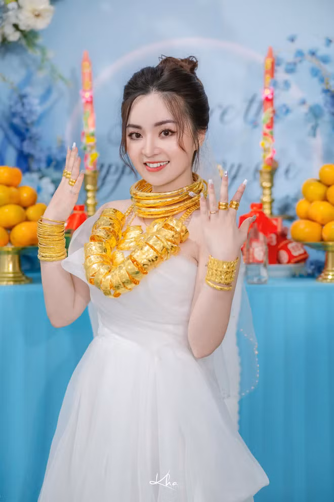 Đầu tháng 12/2022, cộng đồng mạng được phen xôn xao trước hình ảnh cô dâu đeo vàng trĩu cổ ở Cần Thơ. Kèm theo đó là một đoạn clip người thân trao vàng “tới tấp” cho cô dâu, chú rể.