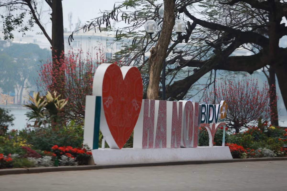 Khung cảnh Hồ Gươm ngày đầu năm mới Giáp Thìn 2024.