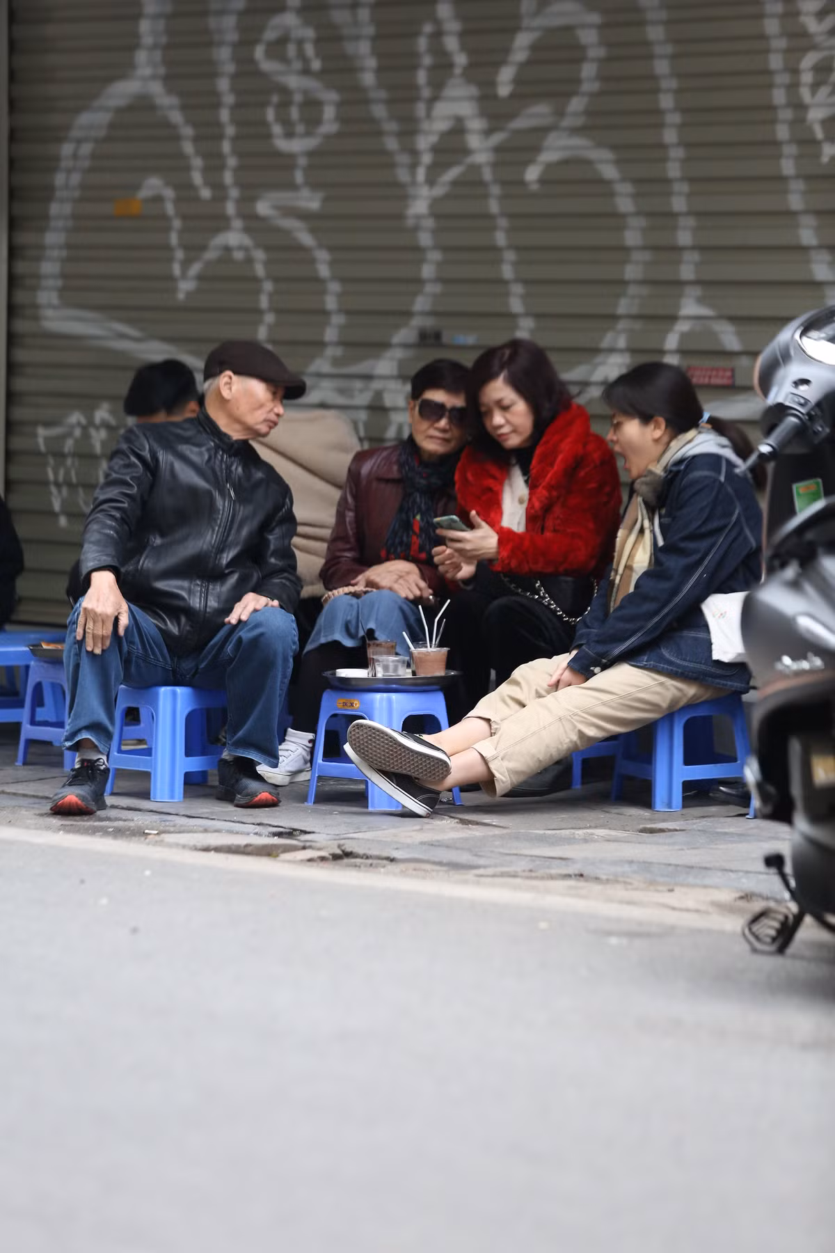 Những nhóm nhỏ tụ tập ở những quán vỉa hè ngay sau khi đi du xuân.
