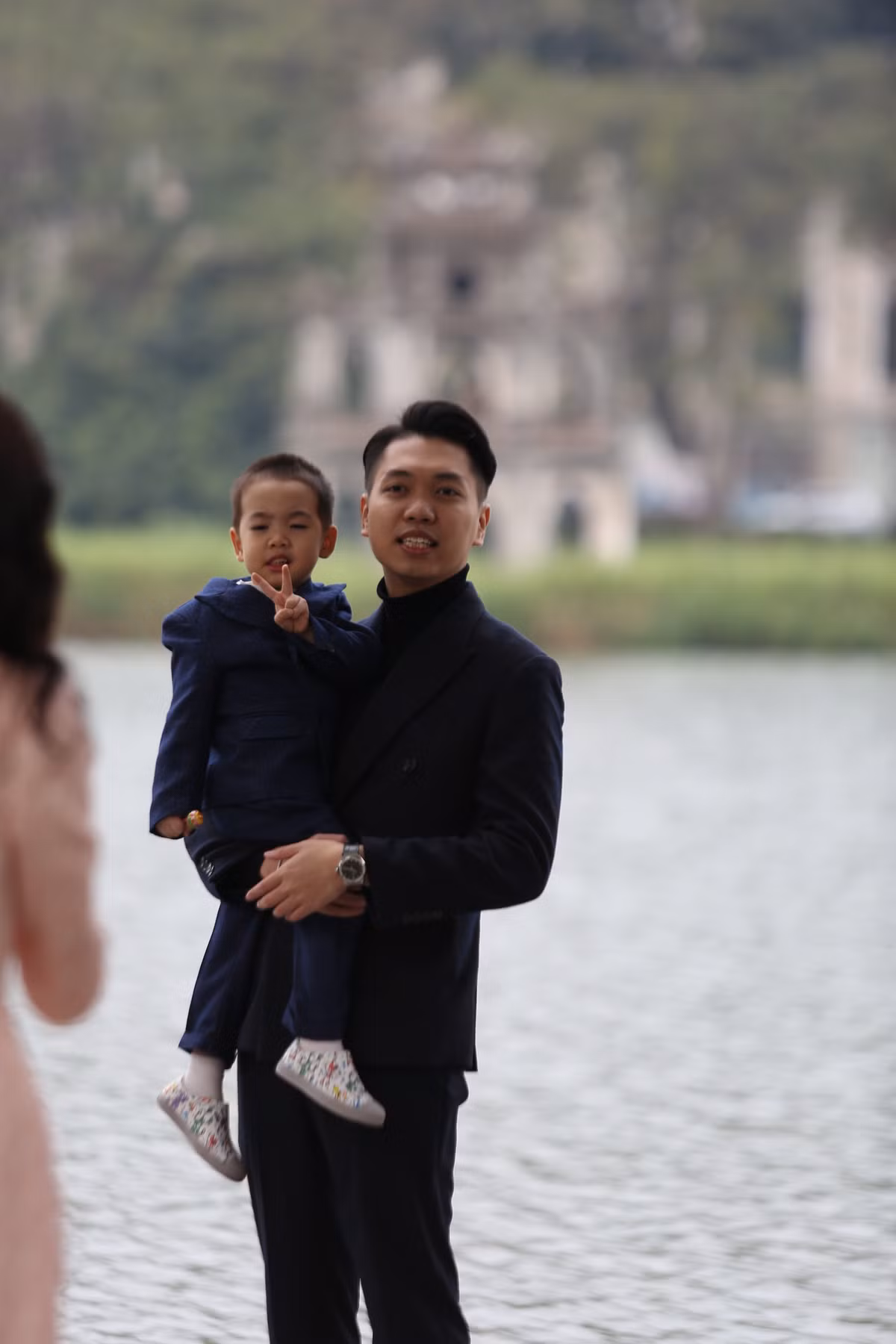 Mặc dù không mở phố đi bộ nhưng lượng khách đổ về quanh khu vực hồ Gươm vẫn tăng đột biến vào ngày Tết.