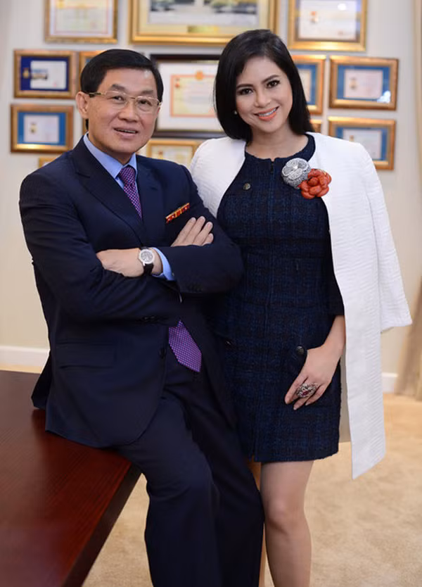 Bên cạnh nhan sắc xinh đẹp cùng cuộc sống chuẩn rich kid, ái nữ "vua hàng hiệu" Johnathan Hạnh Nguyễn còn gây chú ý mỗi lần "đọ sắc" cùng mẹ ruột nổi tiếng - cựu diễn viên Lê Hồng Thủy Tiên.