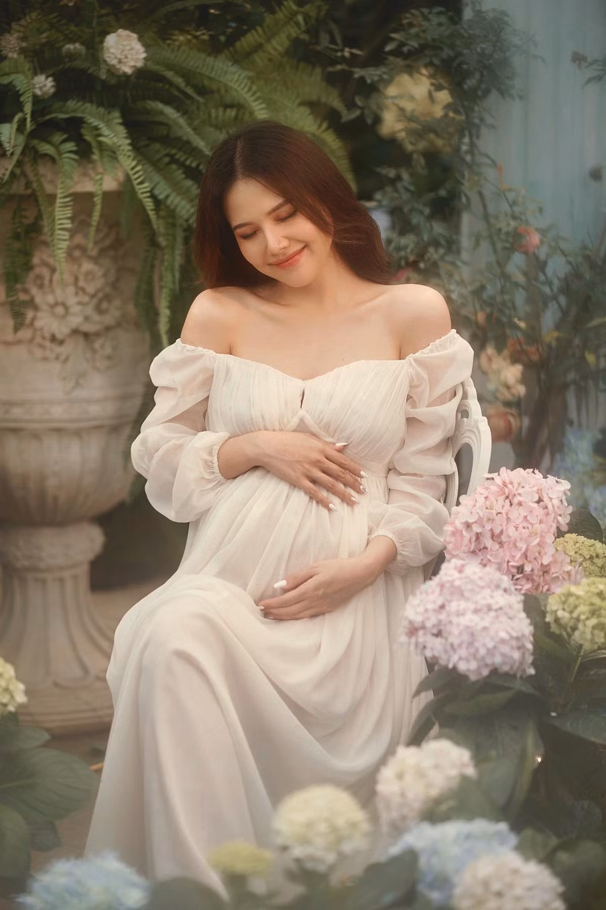 Nhiều cư dân mạng còn gửi lời khen ngợi tới nhan sắc ngày càng mặn mà dù đang ở những tháng cuối của thai kỳ.